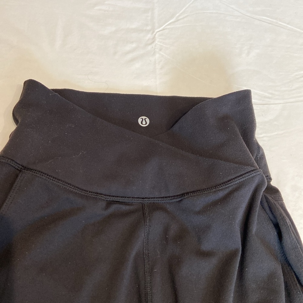 Lululemon cropped Scrunched Sides Size 4 - Picture 7 of 11